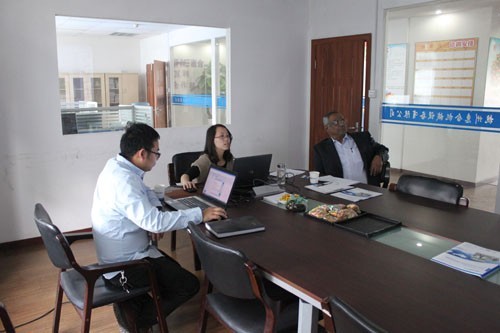 印度殺菌鍋客戶與惠合工程師洽談現(xiàn)場(chǎng)1